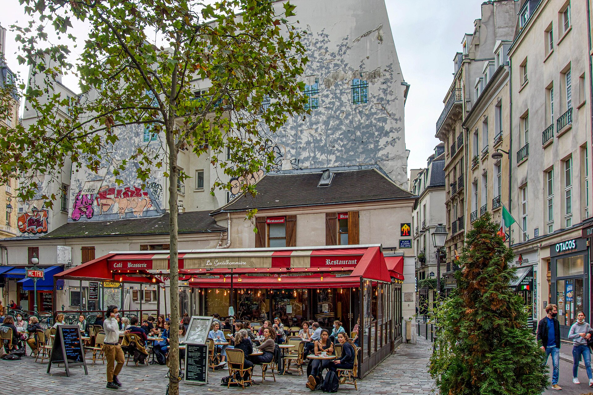 Paris,_à_la_terrasse_du_café,_place_Saint-André-des-Art,_2020