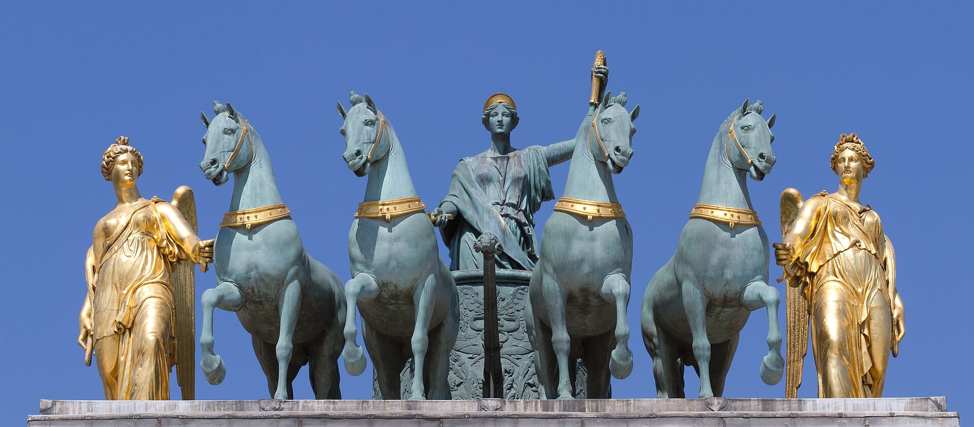 Peace_riding_in_a_triumphal_chariot_Bosio_Carrousel_-_2012-05-28