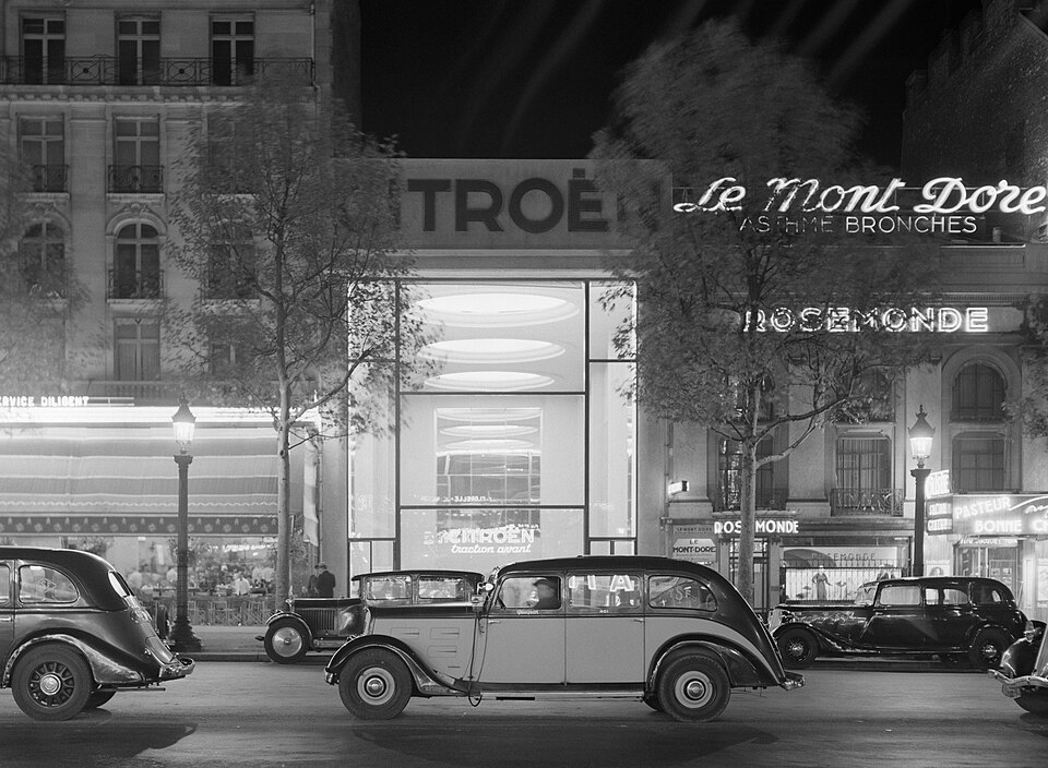 960px-Auto’s_op_de_Champs-Elysées,_met_op_de_achtergrond_de_verlichte_showroom_van_Cit,_Bestanddeelnr_191-0378