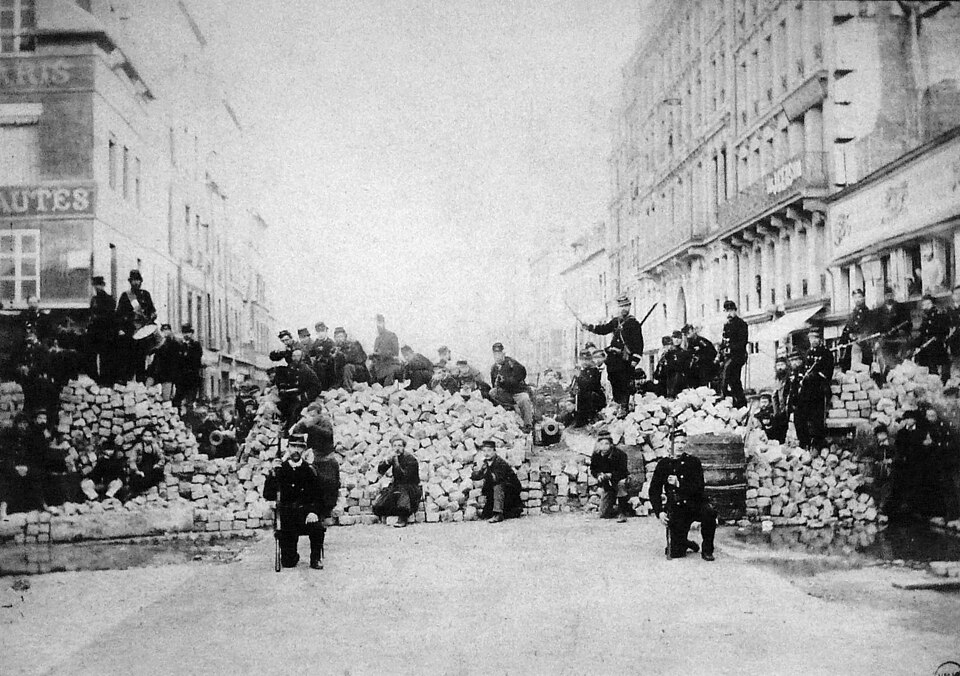 960px-Commune_de_Paris,_barricade_du_faubourg_Saint-Antoine