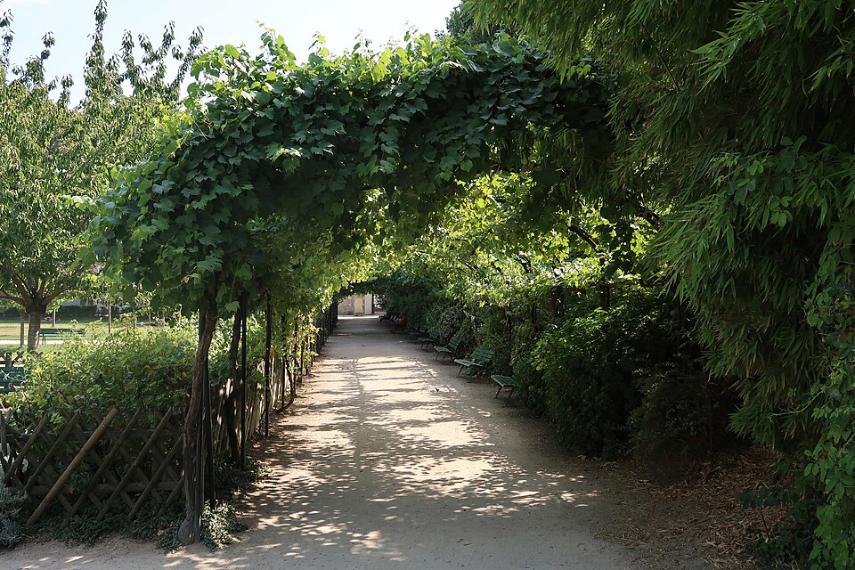 960px-Jardin_Catherine-Labouré,_Paris_7e_6