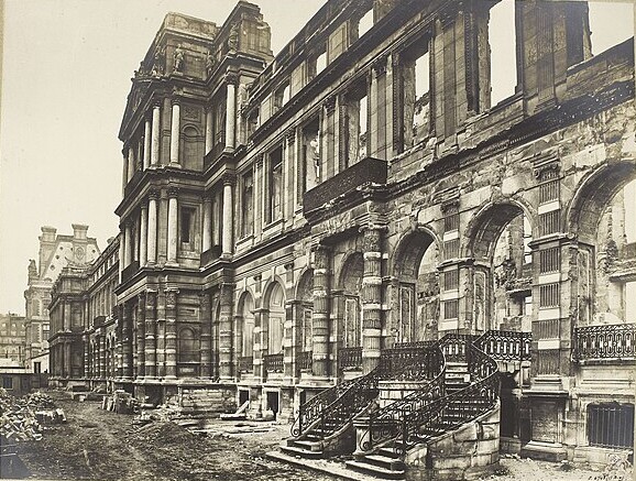 960px-Vue_de_la_façade_des_Tuileries_après_l’incendie_de_1871,_PH83413