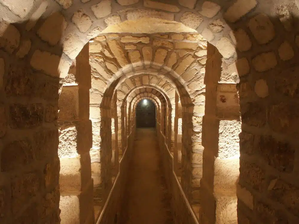 adobestock-catacombes-carrieres-souterraines-paris-zigzag-1000×750