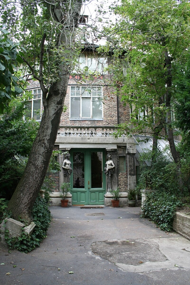 960px-Entrance_to_the__La_Ruche__in_Paris